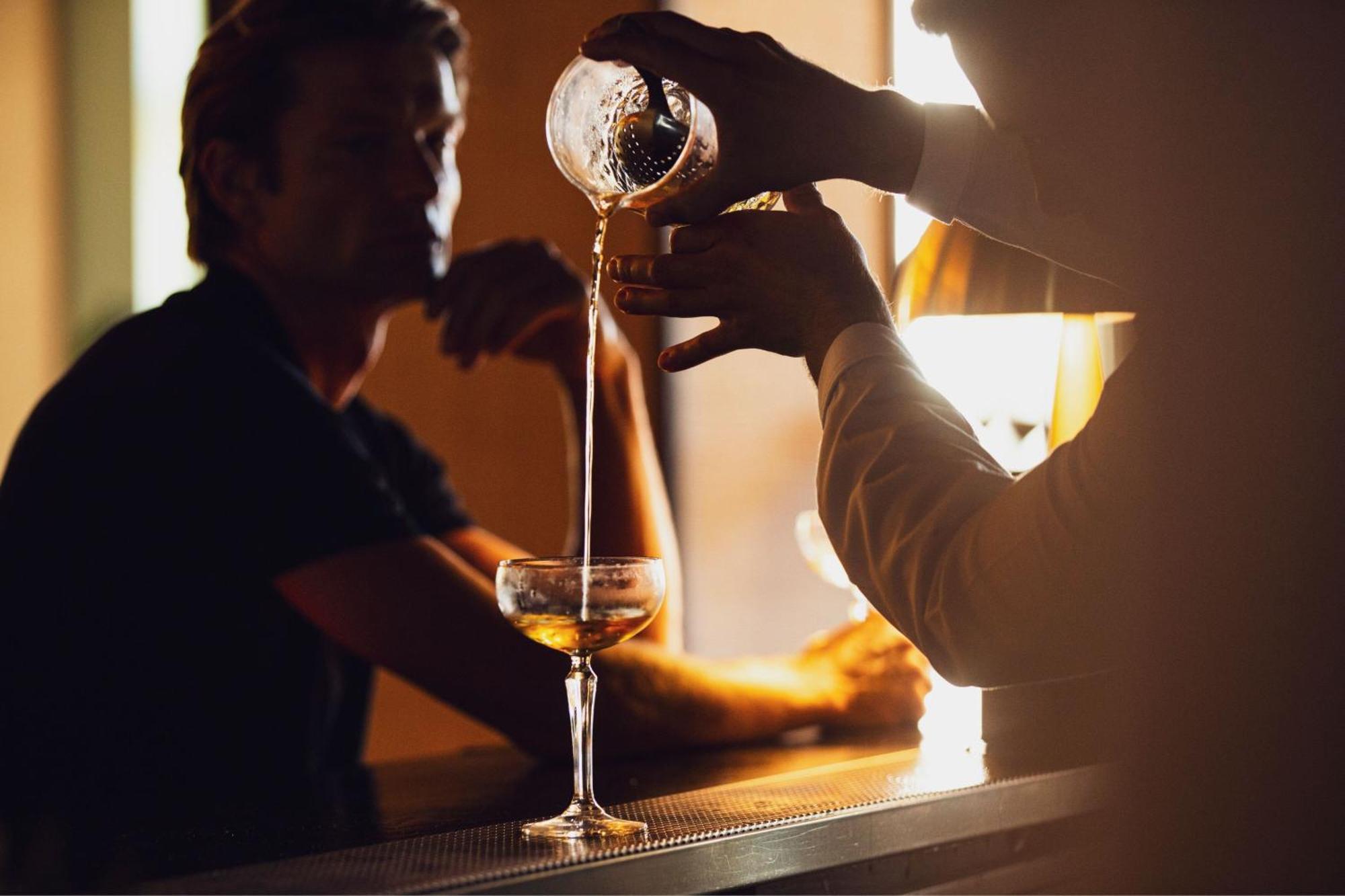 湖泊度假村 维拉摩拉 外观 照片 A bartender preparing a cocktail