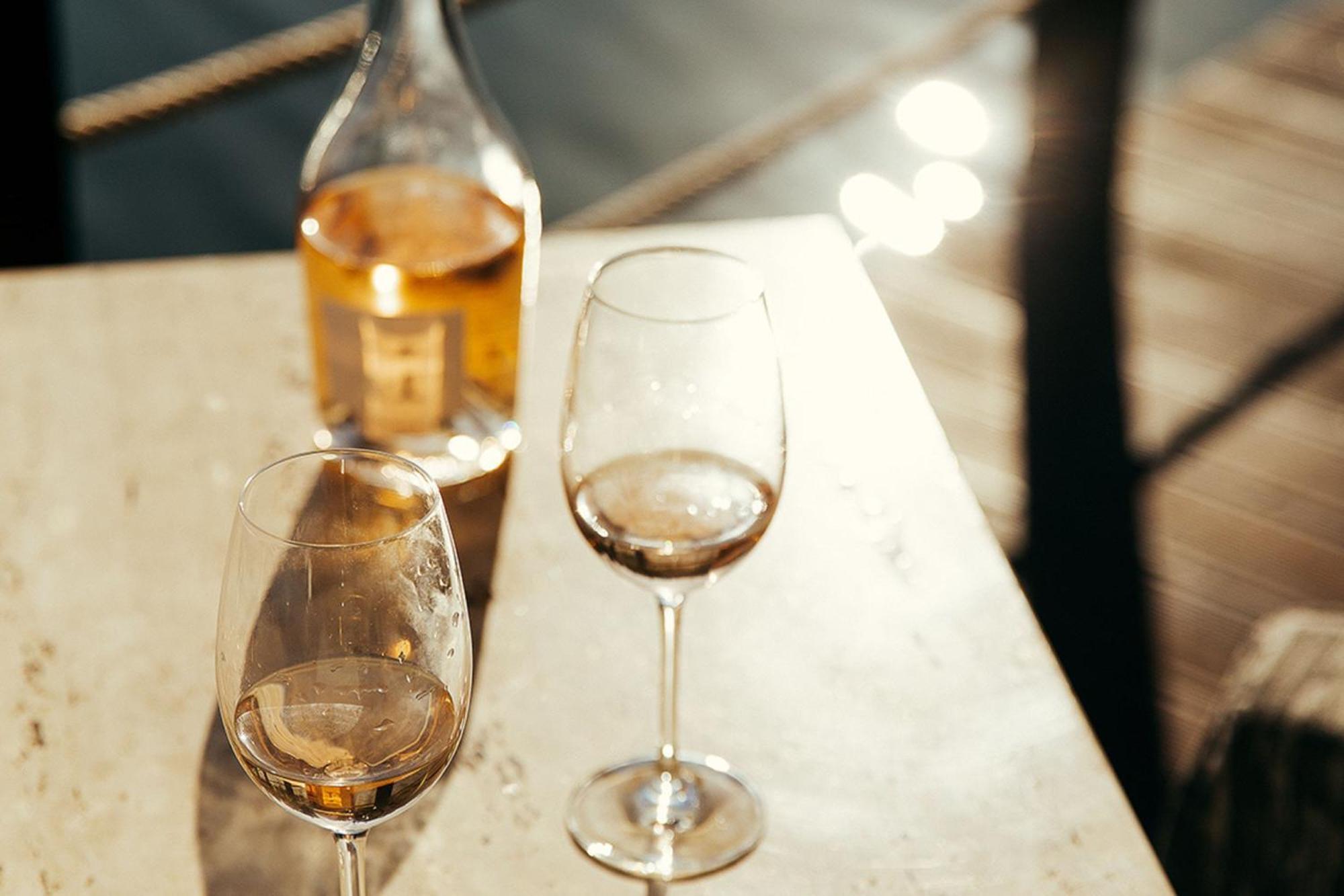 湖泊度假村 维拉摩拉 外观 照片 A glass of orange wine
