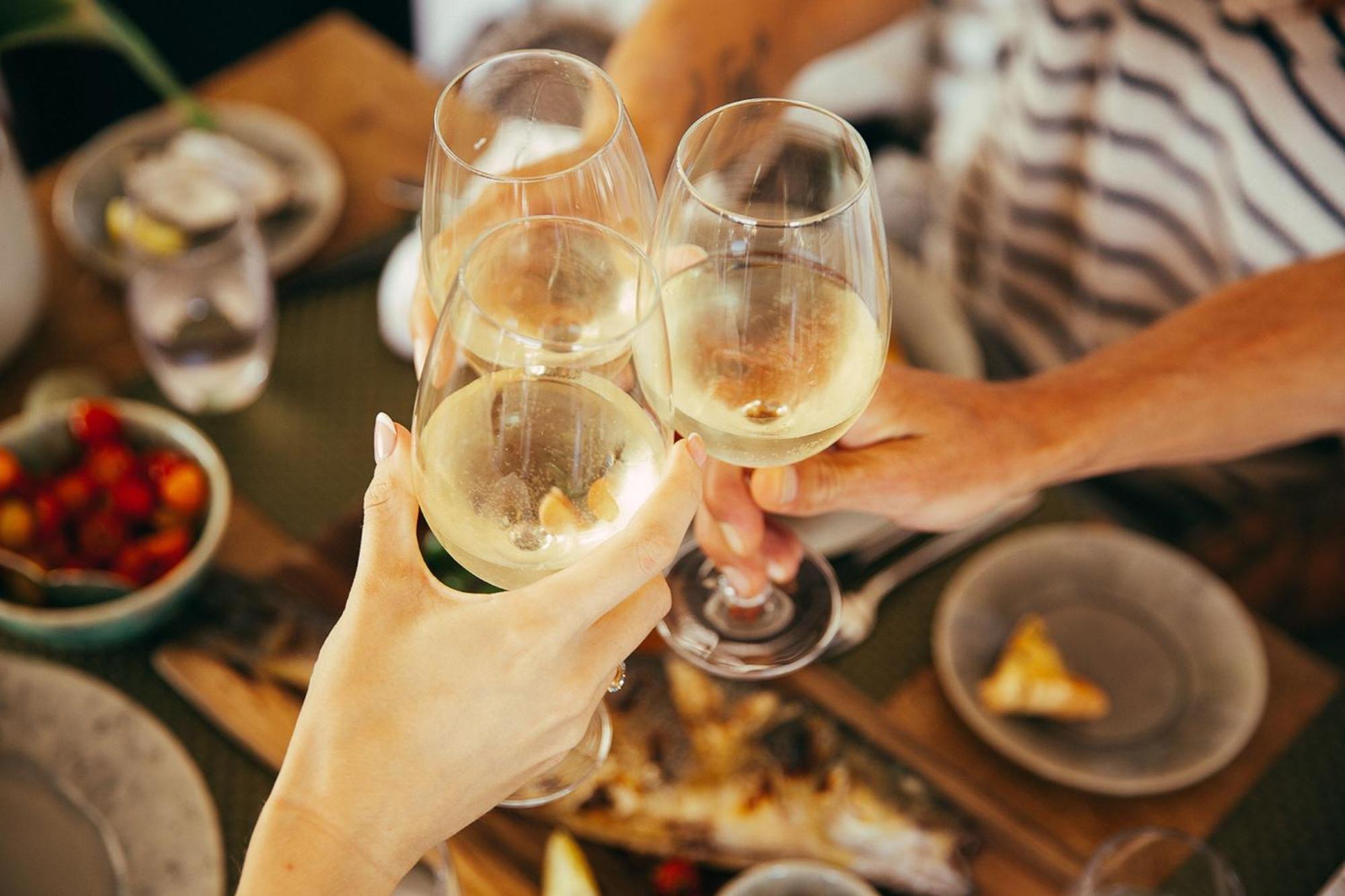 湖泊度假村 维拉摩拉 外观 照片 A toast with champagne