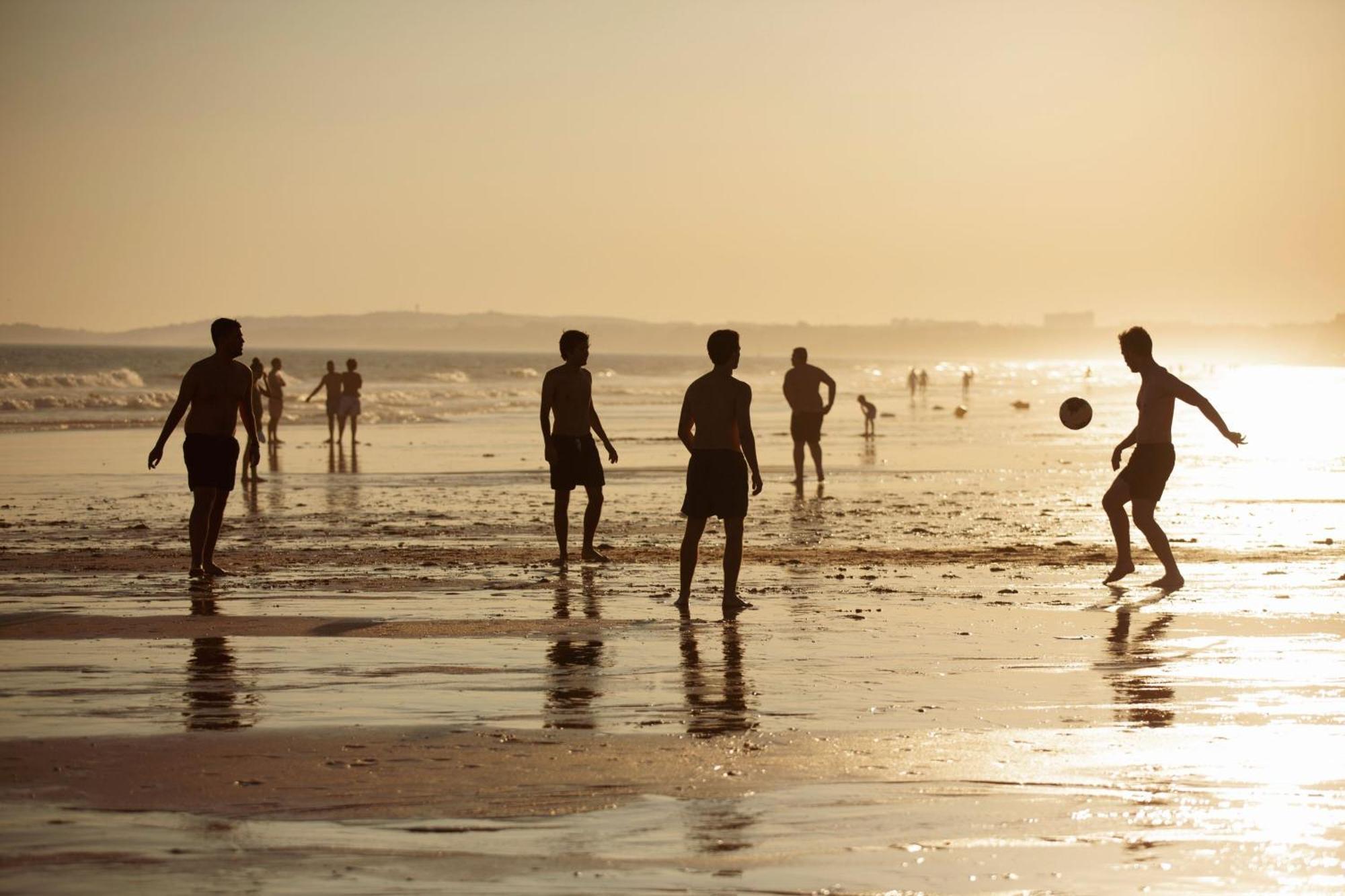 湖泊度假村 维拉摩拉 外观 照片 Football on the beach