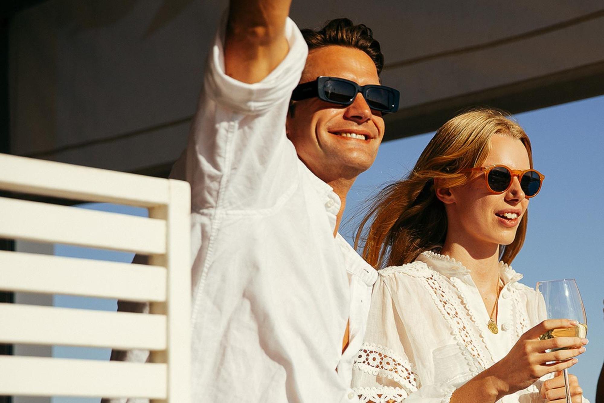 湖泊度假村 维拉摩拉 外观 照片 A couple wearing sunglasses