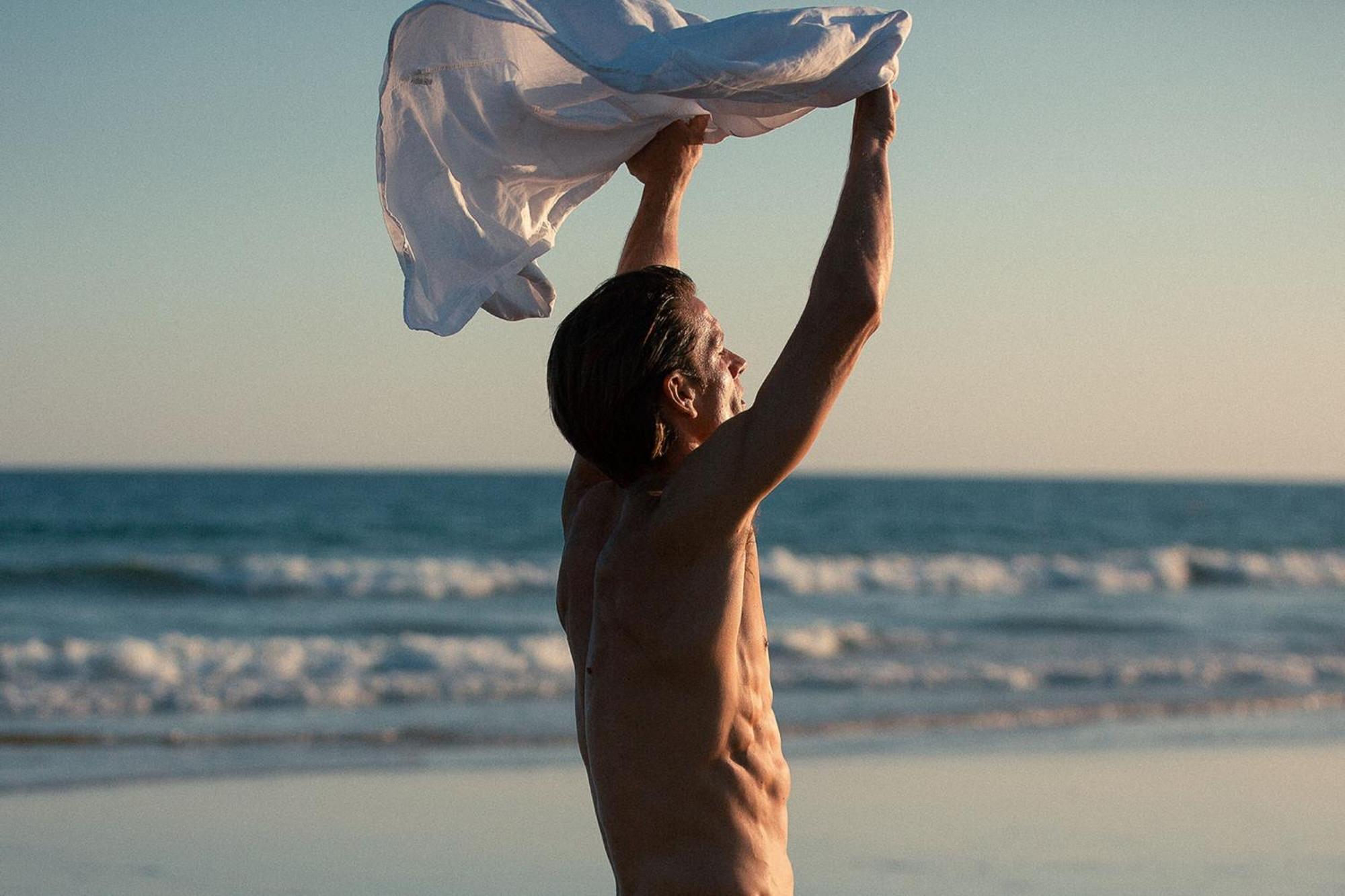 湖泊度假村 维拉摩拉 外观 照片 A man on a beach